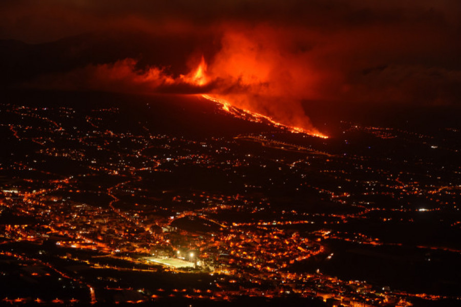 La lava arrasa un centenar de viviendas en El Paso y se fija un radio de exclusión de dos kilómetros