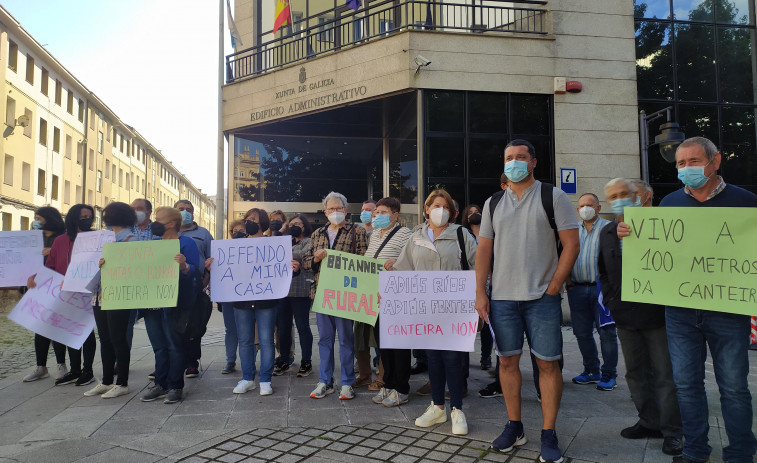 Vecinos de As Somozas piden con escritos a la Xunta la paralización de la cantera