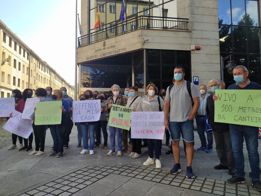 Vecinos de As Somozas piden con escritos a la Xunta la paralización de la cantera