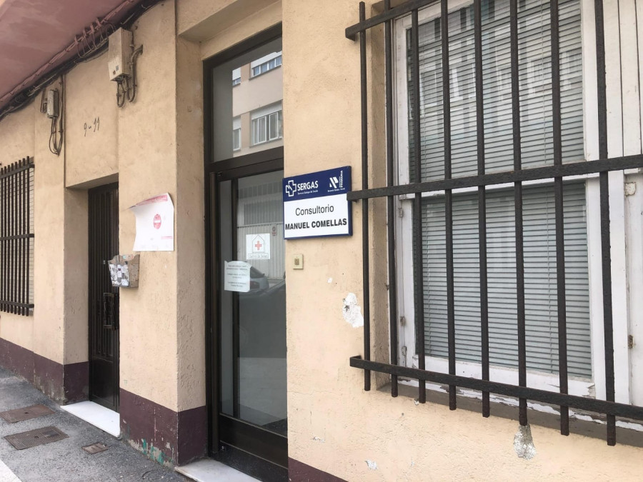 Los vecinos de Ferrol Vello piden la apertura del consultorio médico cerrado desde hace año y medio, con una concentración
