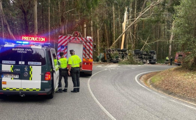 Fallece un camionero de 38 años al volcar el vehículo que conducía en Ribeira de Piquín