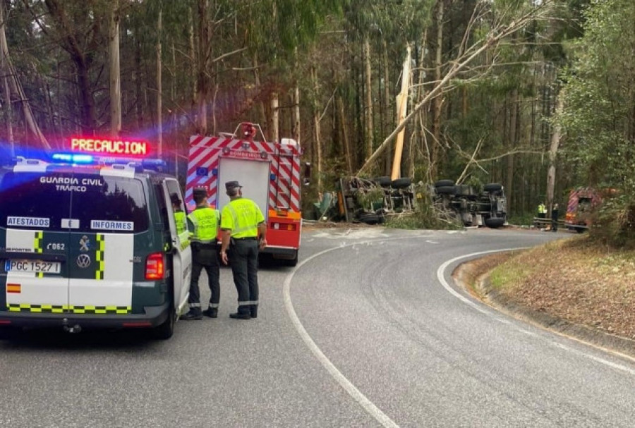 Fallece un camionero de 38 años al volcar el vehículo que conducía en Ribeira de Piquín