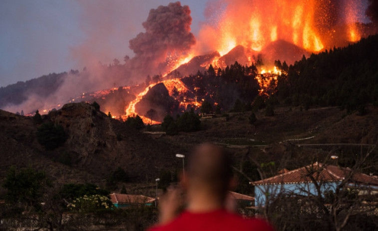 Evacúan los barrios de Tajuya y Tacande por el aumento de la explosividad del volcán de La Palma