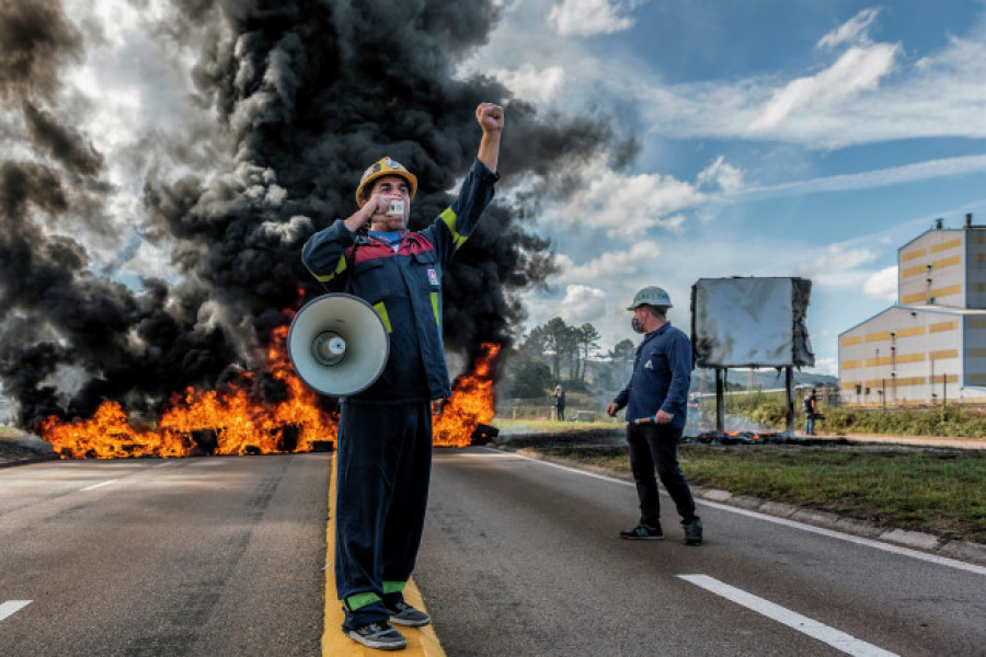 Vuelve la huelga indefinida a la planta de Alcoa en San Cibrao con barricadas  de neumáticos