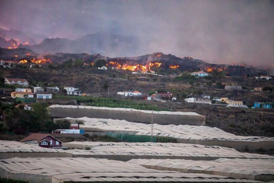 La quema de plásticos y fertilizantes de invernaderos genera una nube tóxica en La Palma