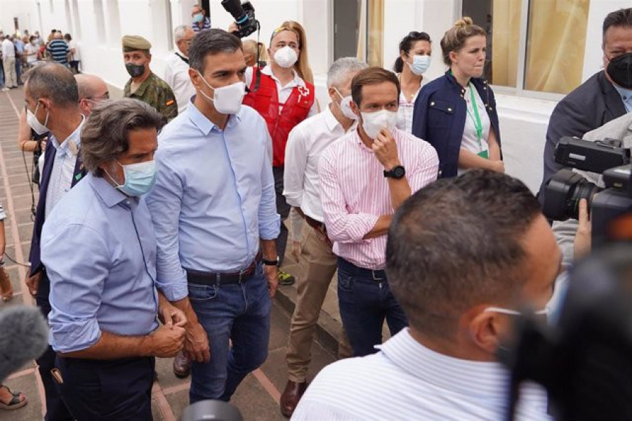 Sánchez volverá a ir a La Palma tras la llegada de la lava al mar