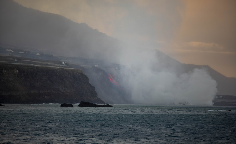 La colada del volcán de La Palma que alcanzó el mar comienza a formar un delta de lava