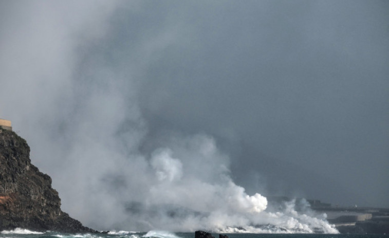 La lava del volcán de La Palma ya le gana terreno al mar y el viento retiene la nube tóxica