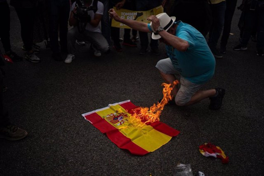 Queman banderas españolas en Barcelona durante la protesta contra la visita del Rey
