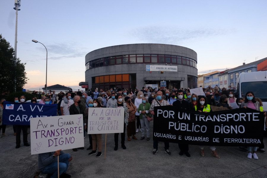 Masiva concentración para exigir la mejora del transporte en autobús