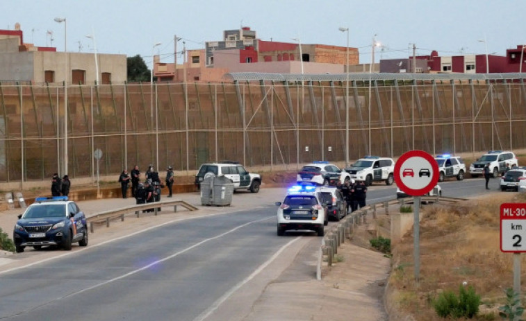 Unos 700 migrantes intentan saltar la valla de Melilla con tácticas militares