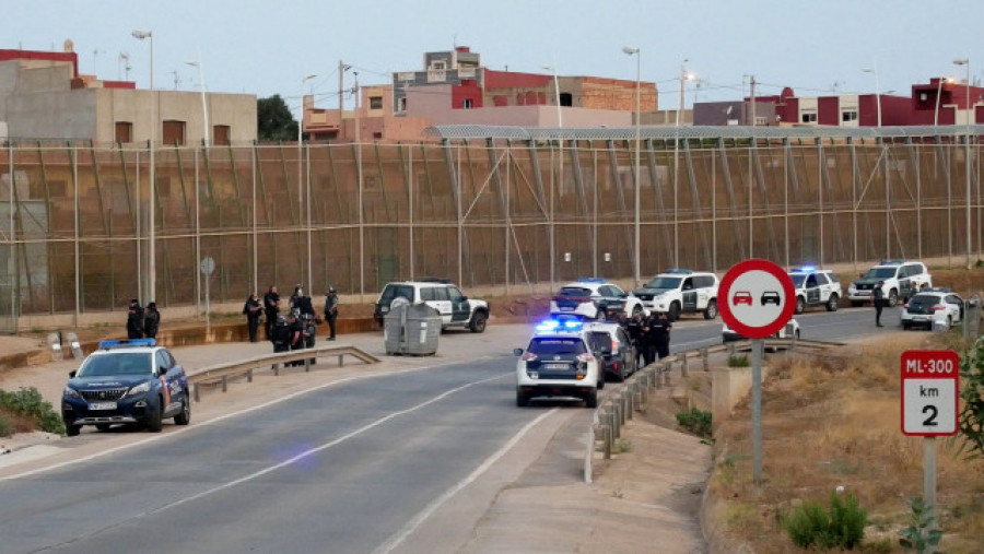 Unos 700 migrantes intentan saltar la valla de Melilla con tácticas militares