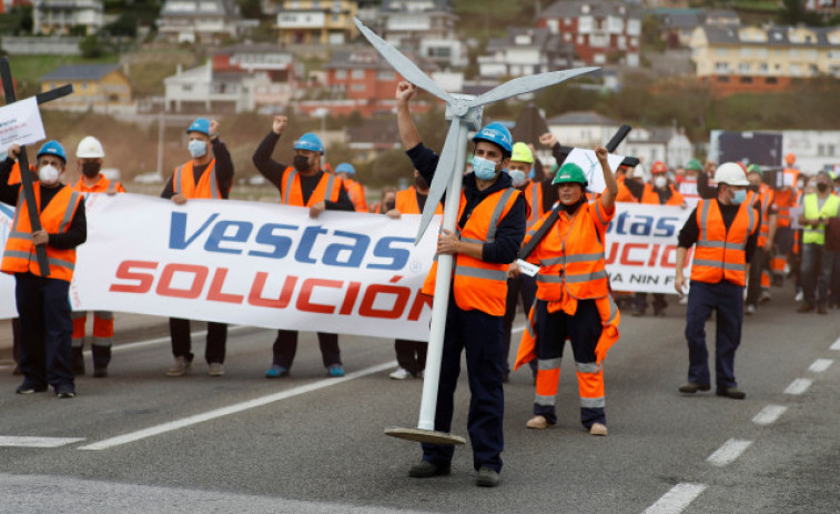 Centenares de personas respaldan en Viveiro a los trabajadores de Vestas