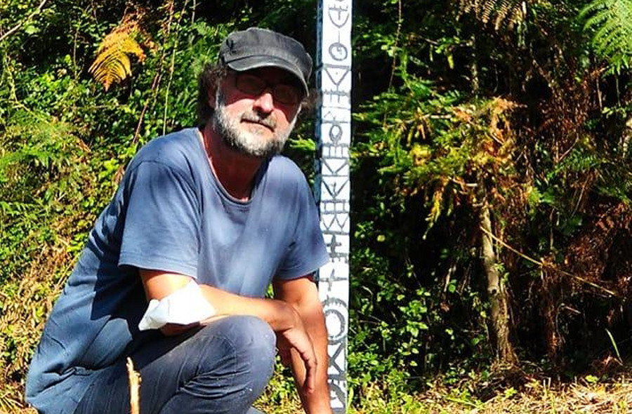 Esculturas de Mané para defender el bosque autóctono frente a la invasión de eucaliptos