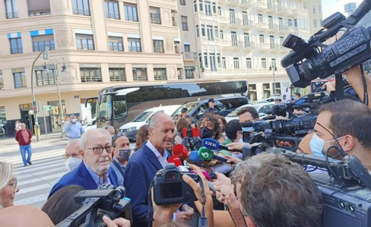 Camps vuelve a un acto del PP en la Plaza de Toros diez años después para apoyar a Casado y a Mazón
