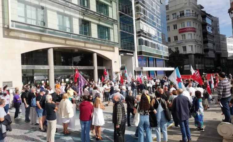 Cientos de personas se movilizan en 24 municipios gallegos contra 