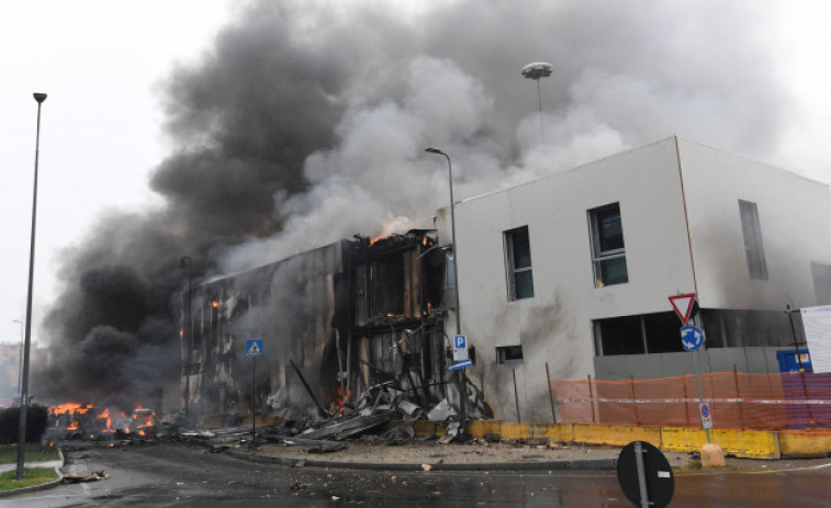 Mueren 8 personas al estrellarse un avión contra un edificio cerca de Milán