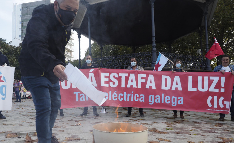 Quema simbólica de facturas de la luz en el Cantón de Molíns contra la subida de este recibo