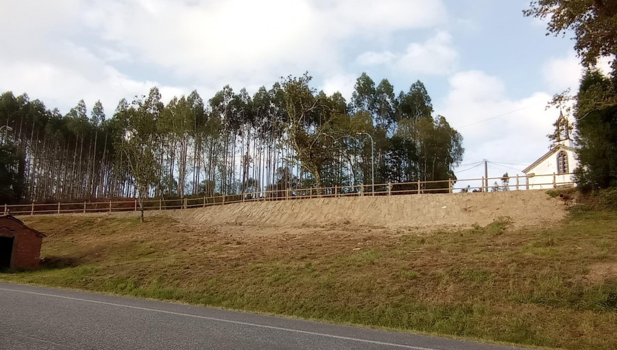 As Somozas mejora el entorno de la capilla de A Toca con una inversión de 17.000 euros