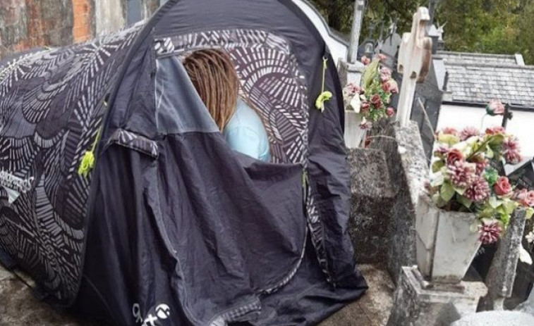 Desalojada una peregrina alemana que acampó para hacer noche en un cementerio