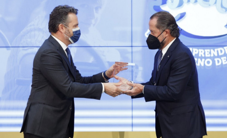 Escotet recoge el premio 'Finanzas para todos' por el programa Segura-Mente de Abanca