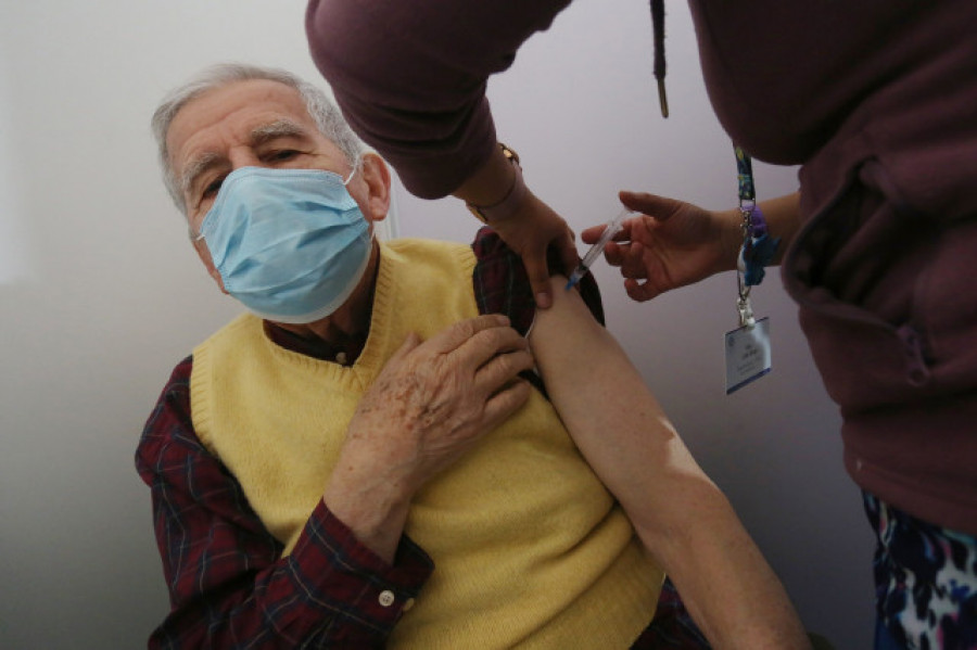 Galicia confirma que vacunará desde el 25 con el refuerzo a los mayores conforme cumplan 6 meses de la pauta