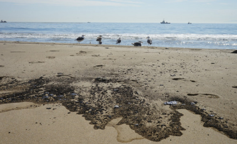 El gobernador de California declara el estado de emergencia tras un vertido de medio millón de litros de crudo