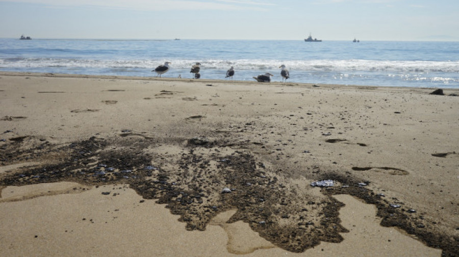 El gobernador de California declara el estado de emergencia tras un vertido de medio millón de litros de crudo