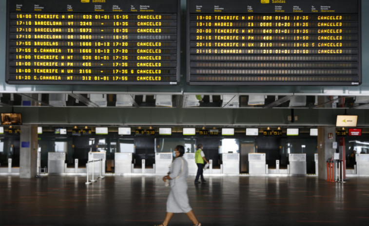 La ceniza caída en la pista deja inoperativo el aeropuerto de La Palma