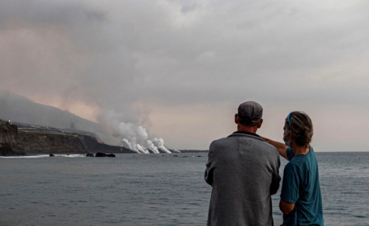 Una nueva lengua de lava del volcán de La Palma llega al mar en la zona de la playa de El Charcón