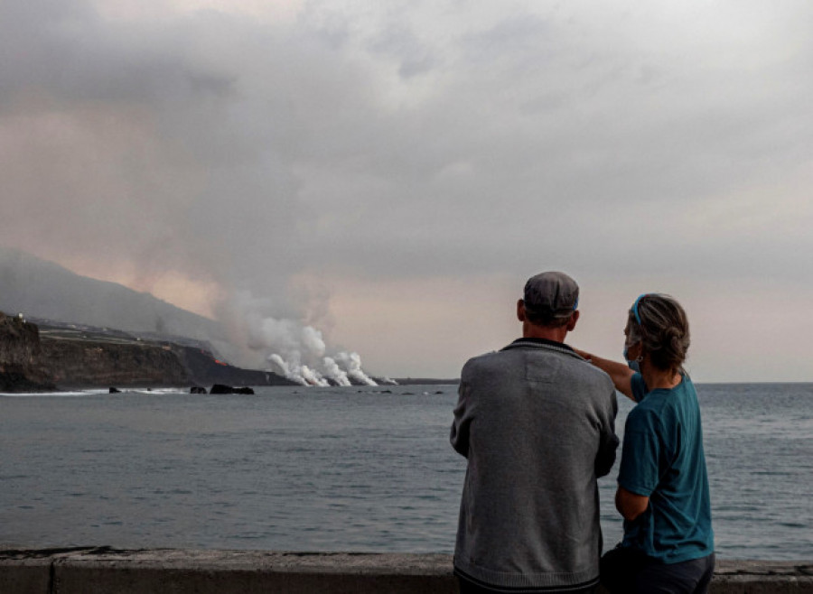 Una nueva lengua de lava del volcán de La Palma llega al mar en la zona de la playa de El Charcón