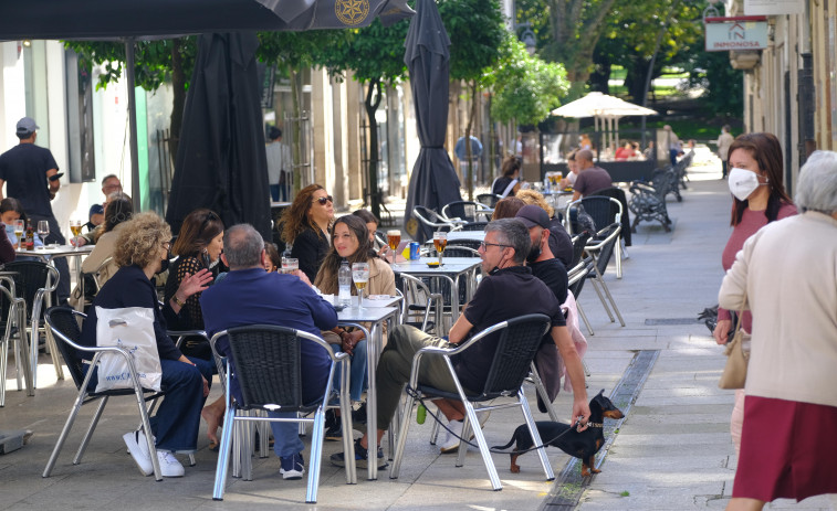 Ferrolterra estrena la “nueva normalidad” en la calle, en una jornada casi estival