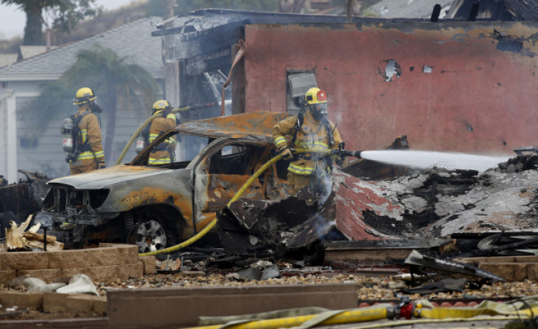 Al menos dos fallecidos al estrellarse una avioneta contra edificios de viviendas en California, Estados Unidos