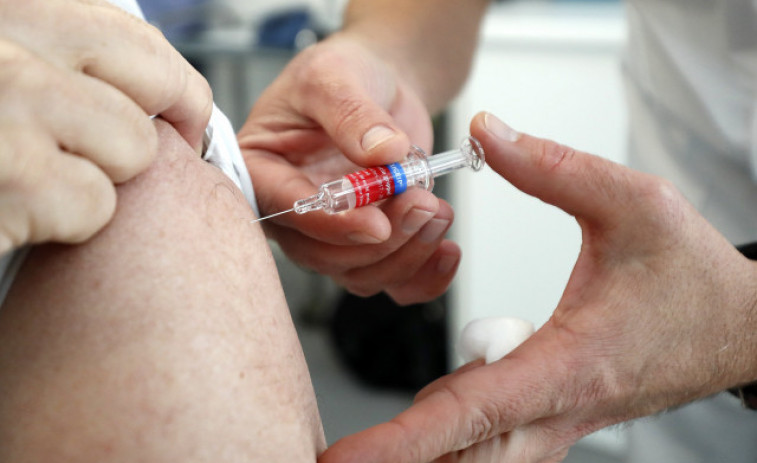 La vacunación contra la gripe arranca el 18 y será paralela a la de refuerzo anti covid, que prioriza a mayores de 80