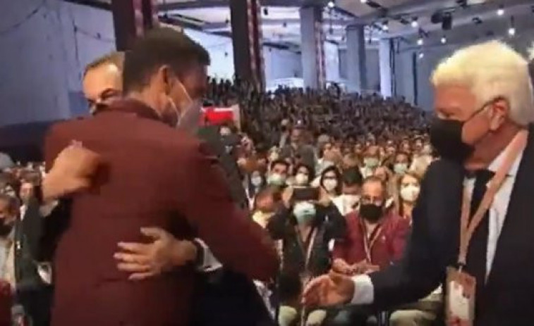 Abrazo de Sánchez a González, Zapatero y Almunia y ovación en pie de la militancia en el 40º Congreso del PSOE