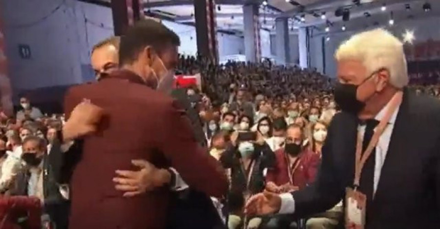 Abrazo de Sánchez a González, Zapatero y Almunia y ovación en pie de la militancia en el 40º Congreso del PSOE