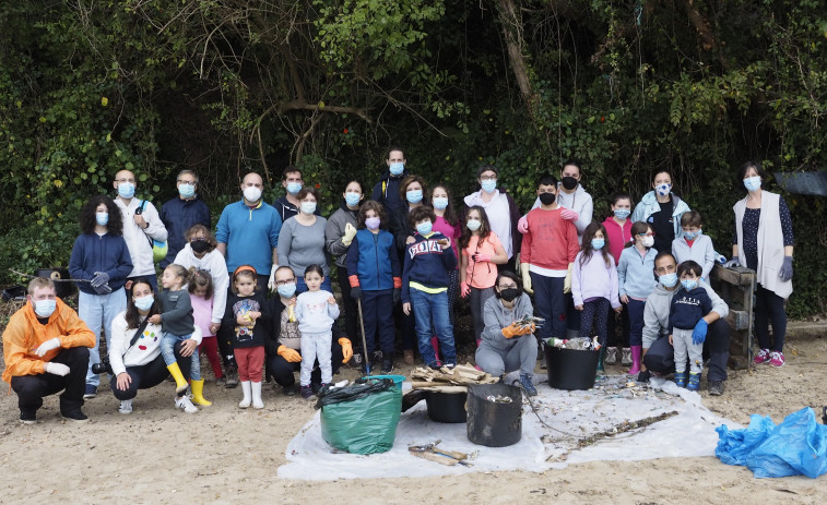 Los niños, protagonistas de la jornada de limpieza de playas