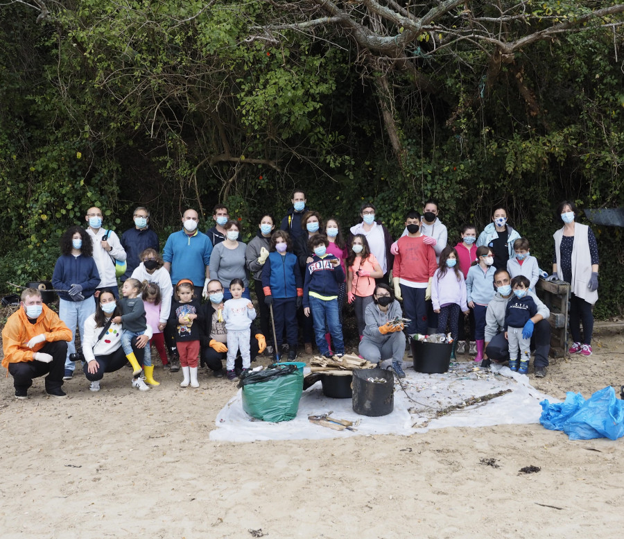 Los niños, protagonistas de la jornada de limpieza de playas