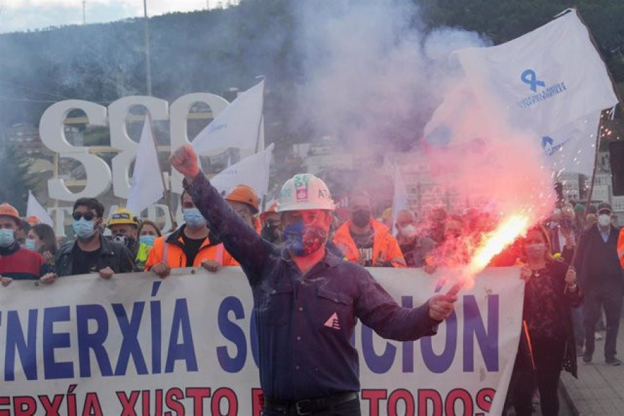 Miles de personas se manifiestan en Viveiro en defensa de un futuro industrial para A Mariña