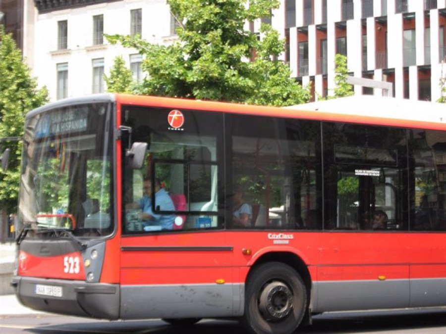 Un hombre da una paliza a un policía en un autobús urbano de Zaragoza por llamarle la atención al ir sin mascarilla