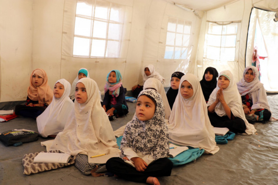 Los talibanes prometen reabrir "pronto" las escuelas femeninas entre las críticas de activistas