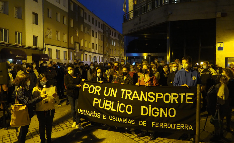 Los problemas del transporte en bus llegan al Parlamento y la protesta sigue en la calle