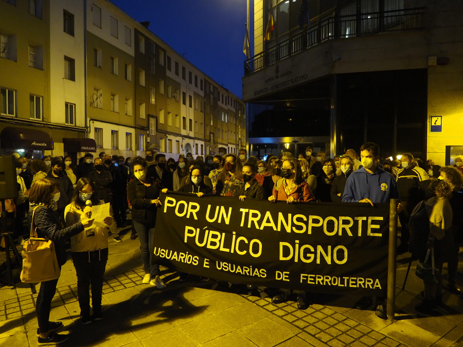 Los problemas del transporte en bus llegan al Parlamento y la protesta sigue en la calle