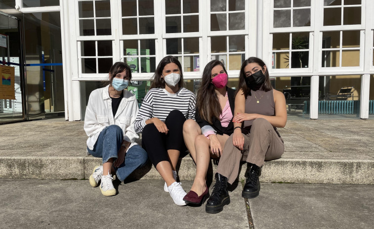 Alumnas del Grado de Moda presentan el sujetador para mujeres afectadas por cáncer