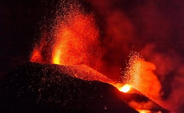 Parte del cono principal del volcán de La Palma sufre un derrumbe