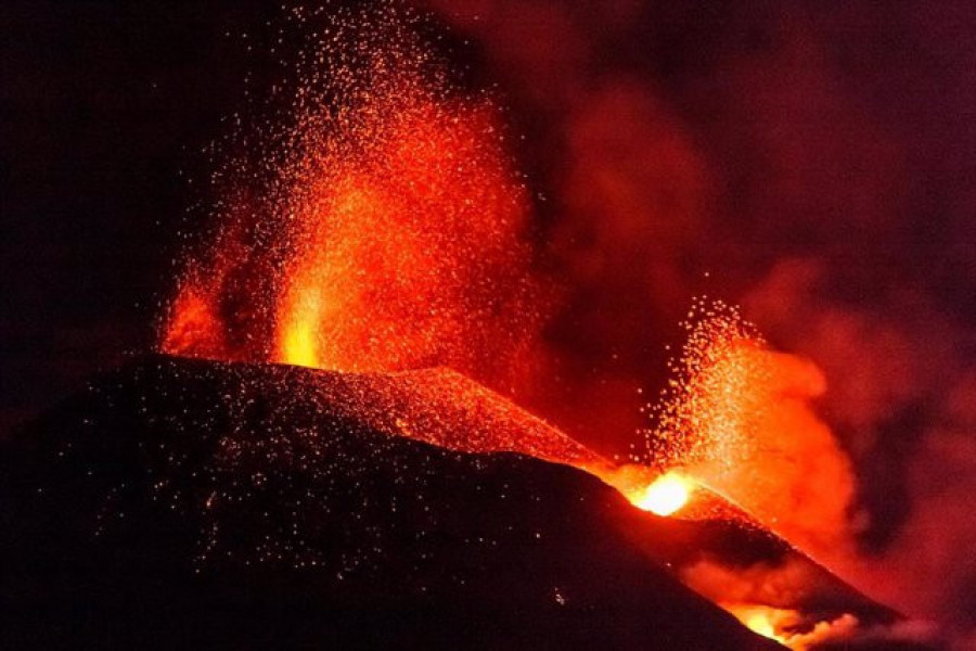 Parte del cono principal del volcán de La Palma sufre un derrumbe