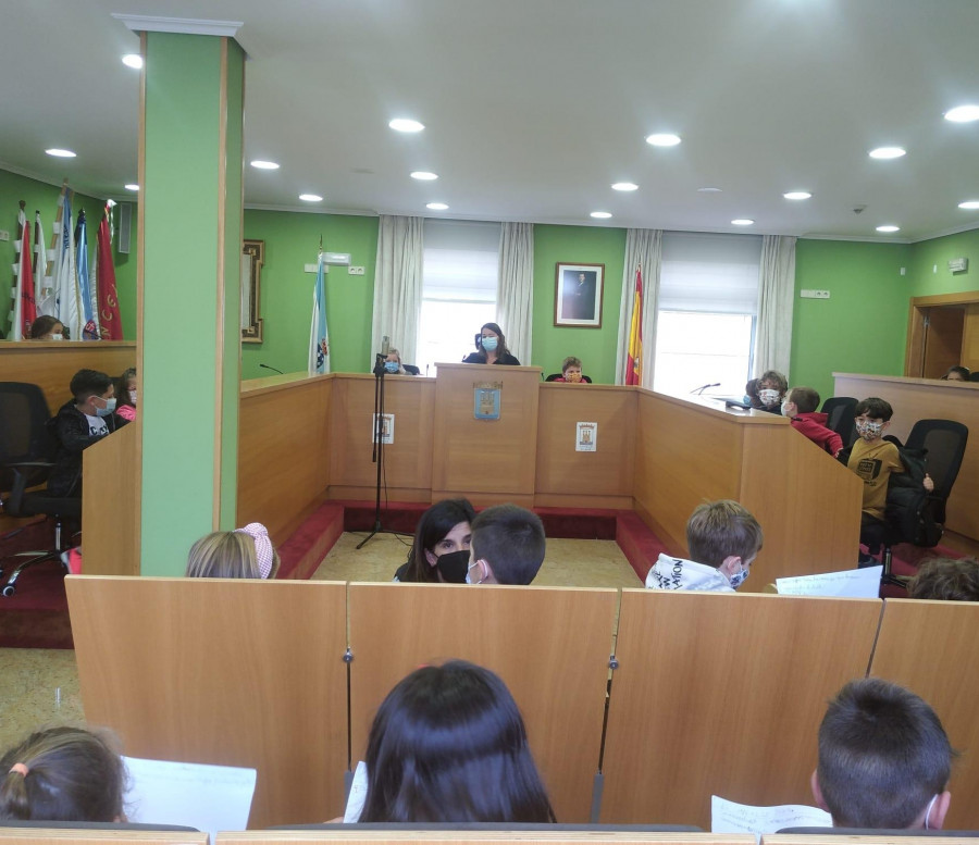 Escolares de 2º de Primaria del colegio As Mirandas visitan el consistorio de Ares
