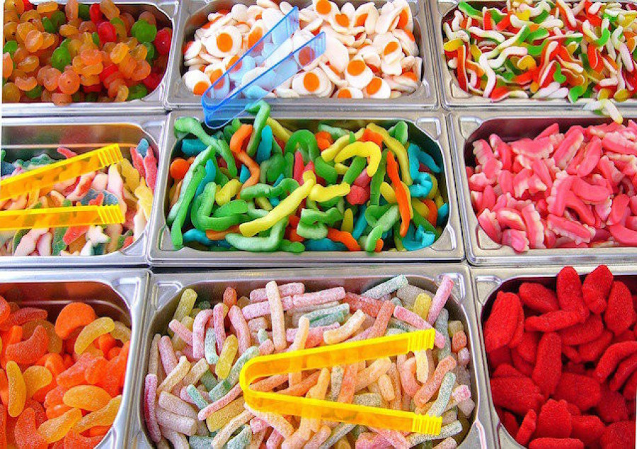 Consumo prohibirá la publicidad de dulces y bebidas calóricas dirigida a niños