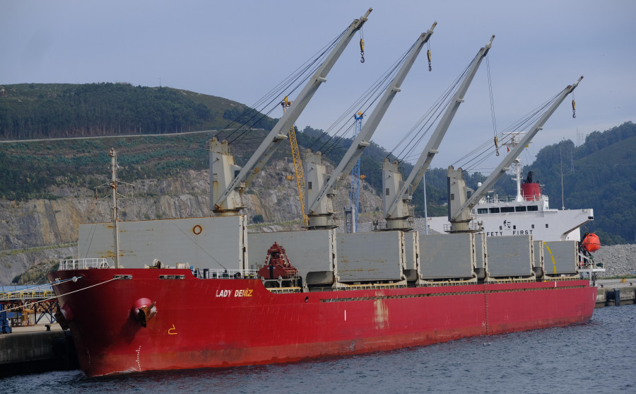 El puerto exterior de Ferrol da la bienvenida al nuevo envío de carbón para Endesa As Pontes