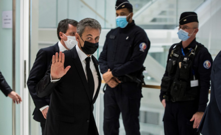 Sarkozy guarda silencio ante el tribunal y considera 